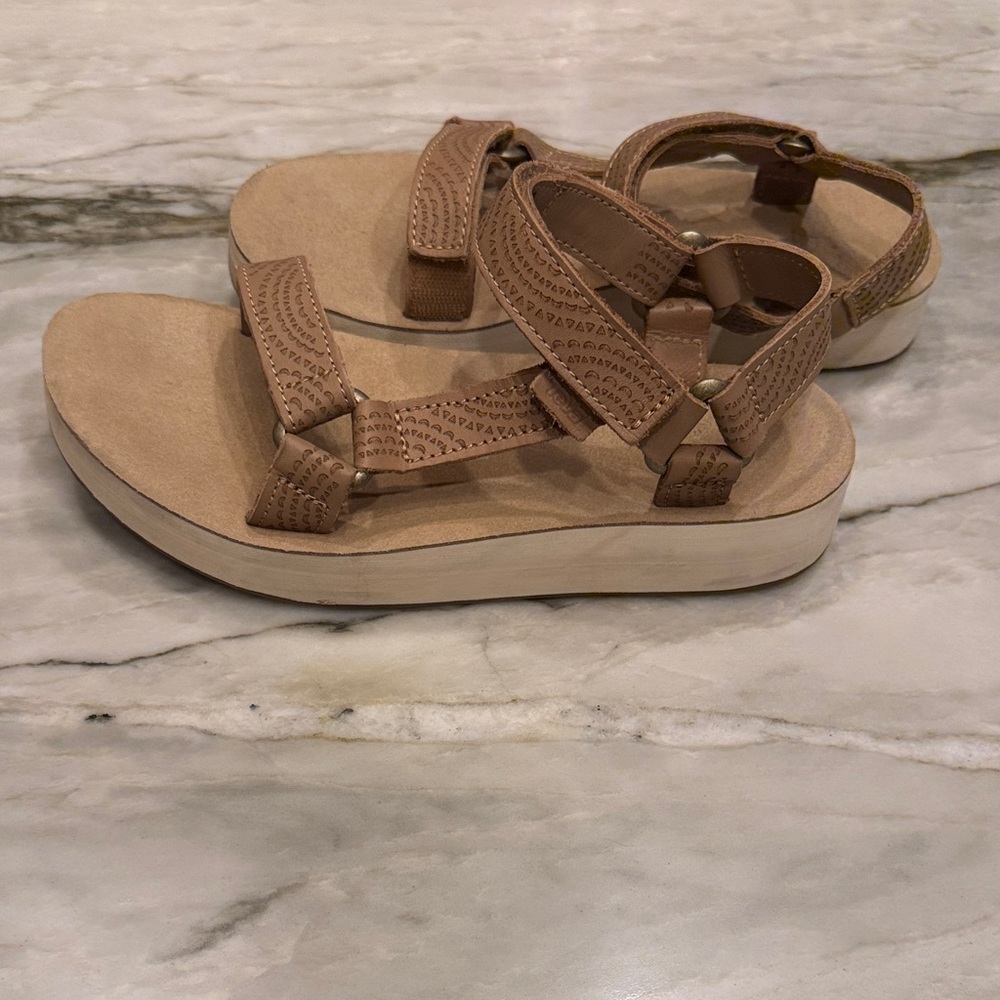 Teva Women’s Platform Sandals in Brown with Adjustable Ankle Strap Size 7